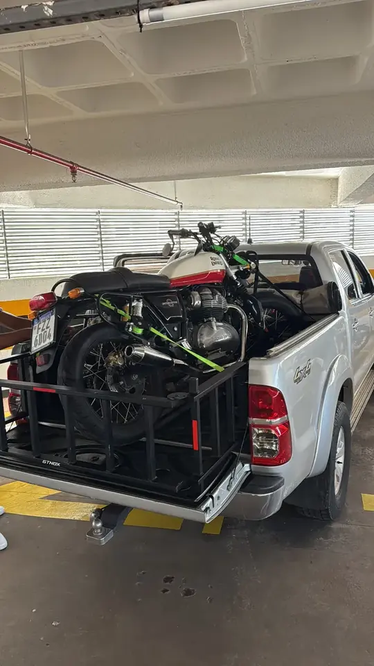 Moto amarrada na caçamba de uma picape com Cinta Catraca Smart®