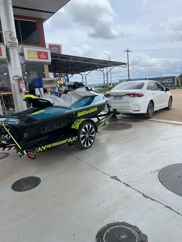 Jet ski em reboque atrelado a um carro branco
